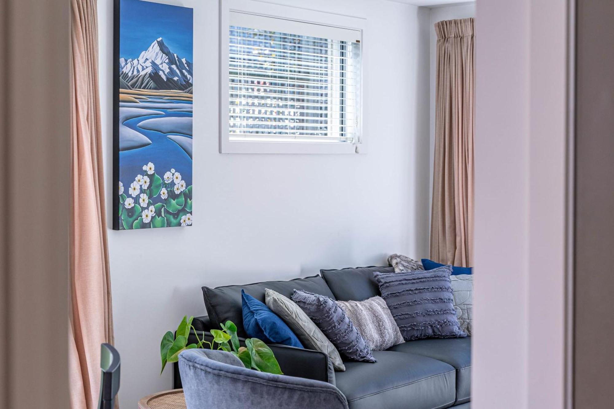 Central Luxury Apartment 114 Wanaka Bagian luar foto