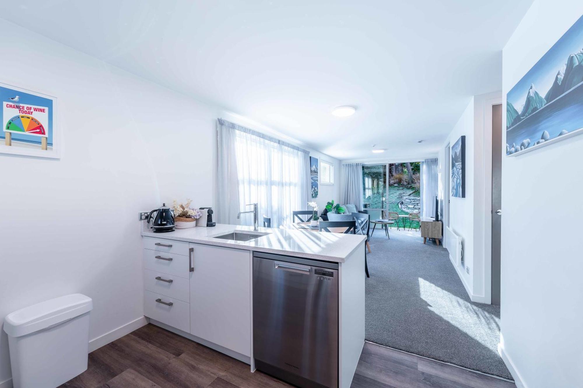 Central Luxury Apartment 114 Wanaka Bagian luar foto
